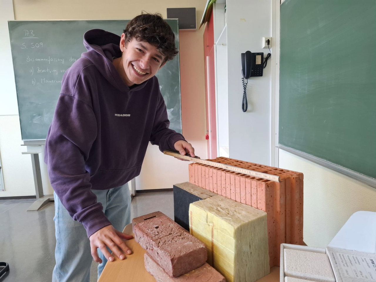 Nico Segebrecht stählt seine Muskeln als Maurerazubi.