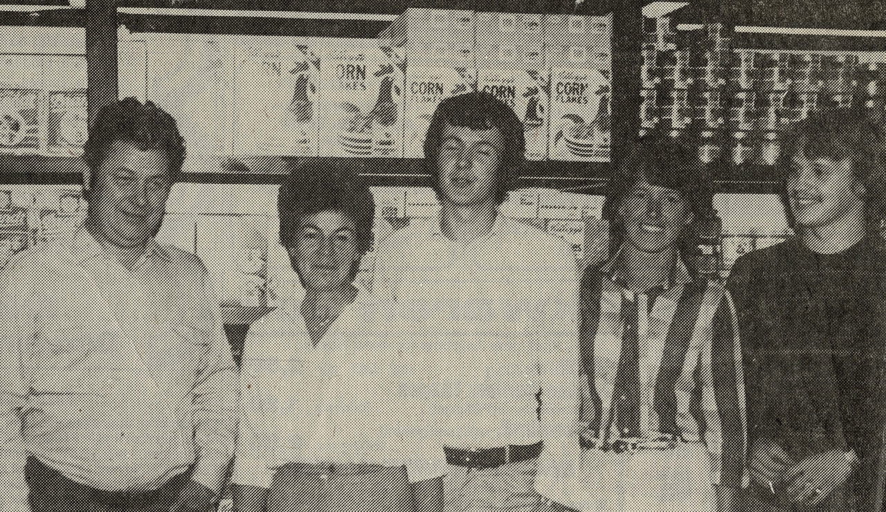 Bäckerei Heuer - Foto  mit Familien Frauen und Heuer