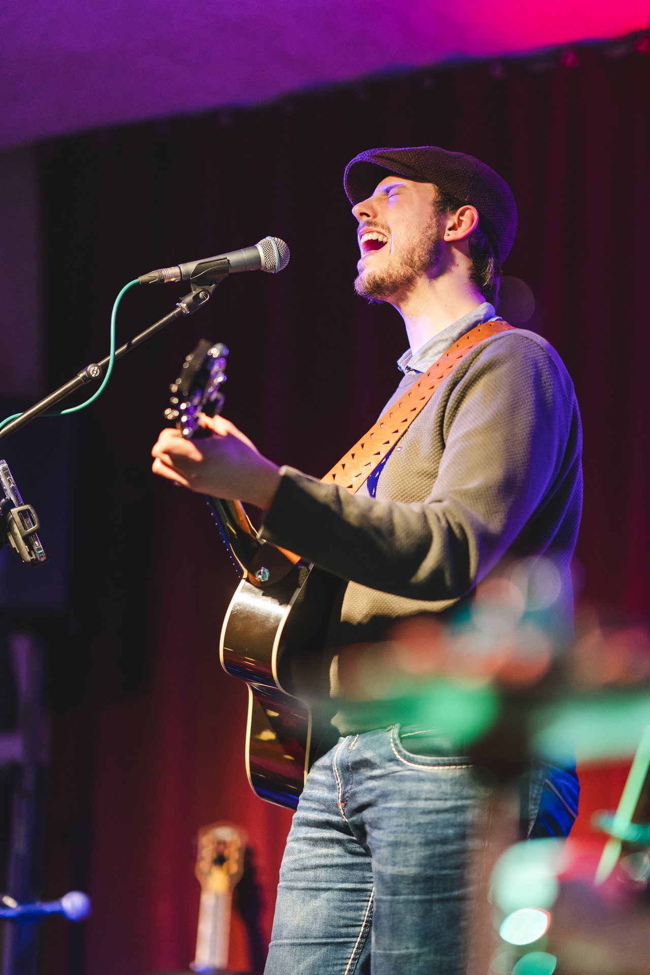 Singer-Songwriter Theo Klattenhoff mit Gitarre am Mikrofon