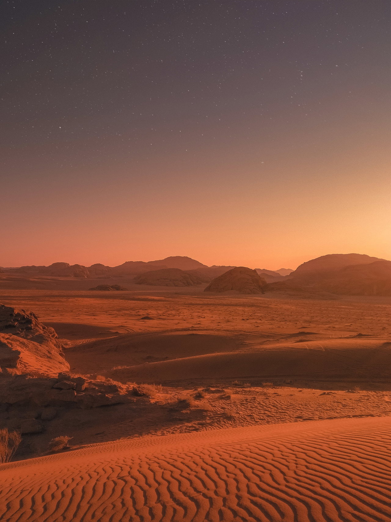 Rote Wüstenlandschaft in der Abenddämmerung