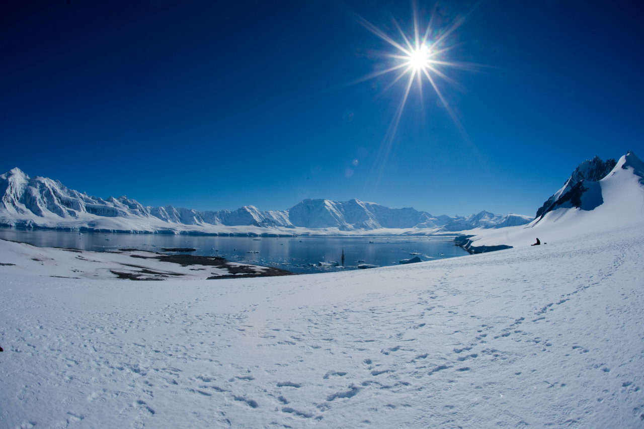 Sonne über einer verschneiten Küstenlandschaft
