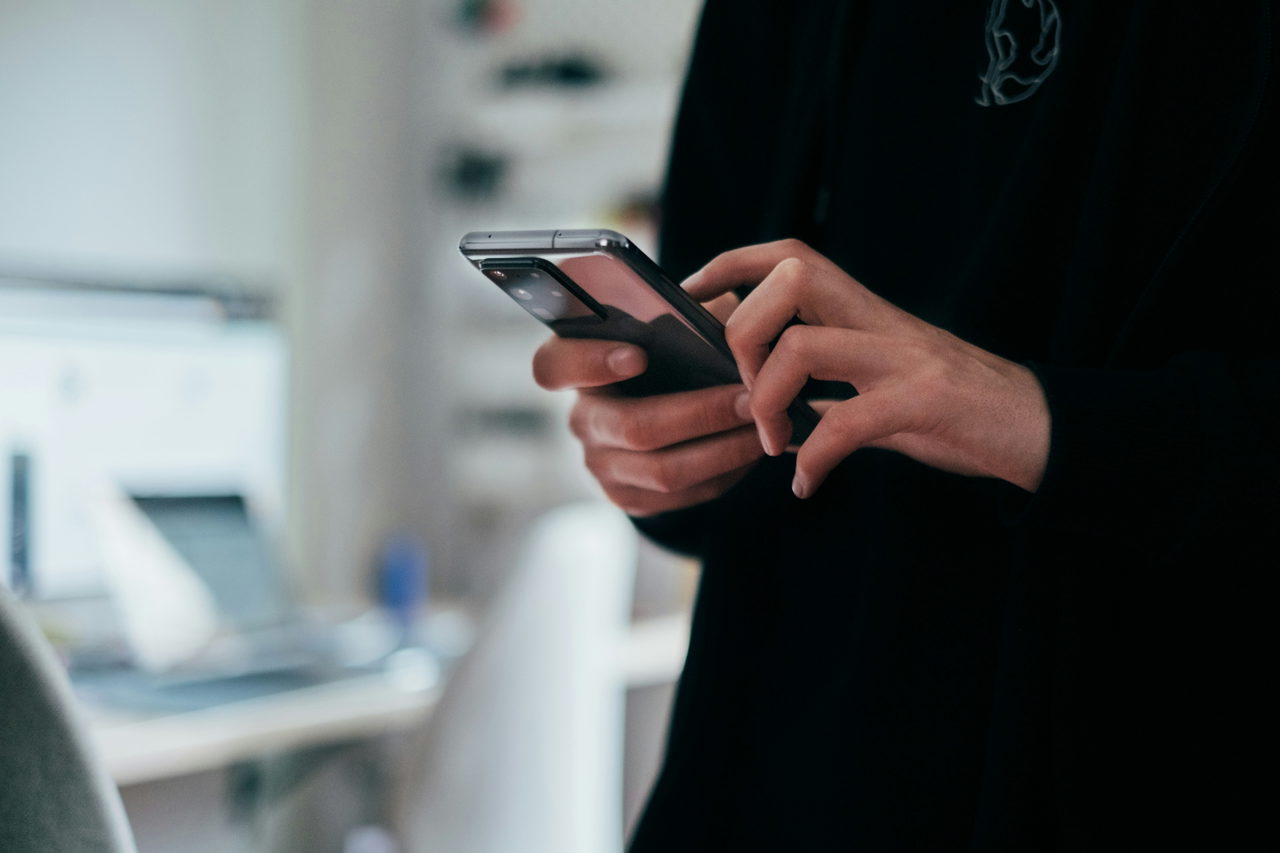 smartphone-wK-elt11pF0-unsplash