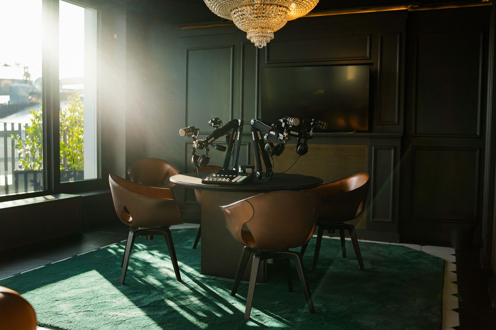 ac678b_358aa8b4acd843bfab2330bff40b6f9e~mv2