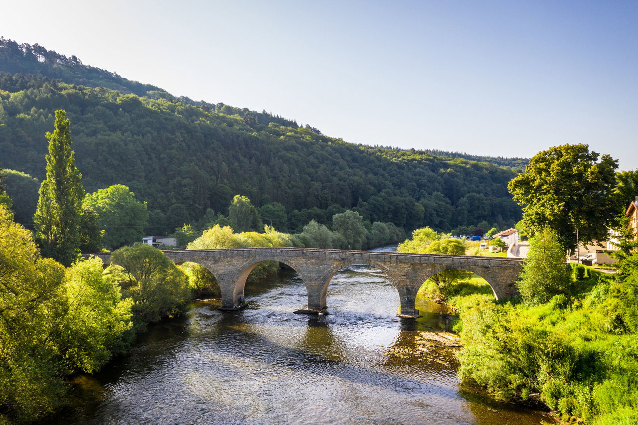 Eine Brücke über die Sauer verbindet Deutschland und Luxemburg.