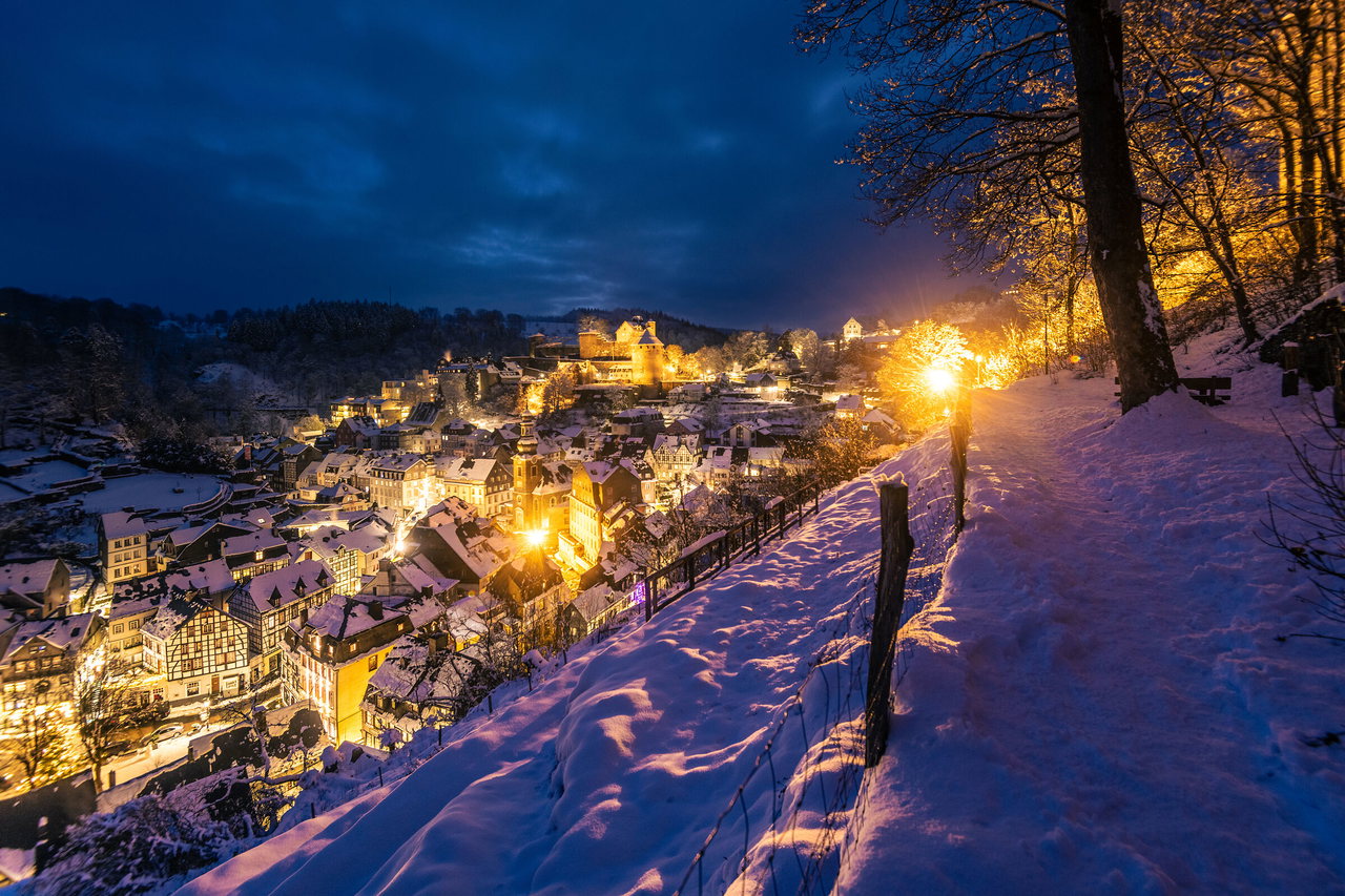Verschneites Monschau im Abendglanz