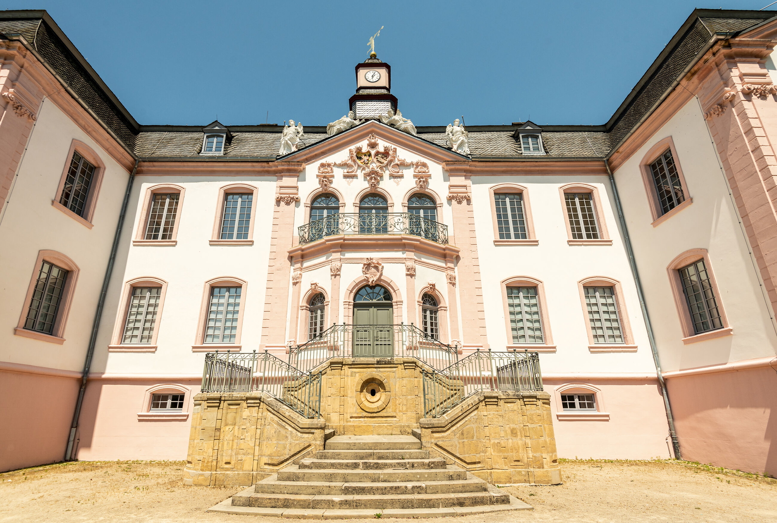Frontalansicht von Schloss Weilerbach