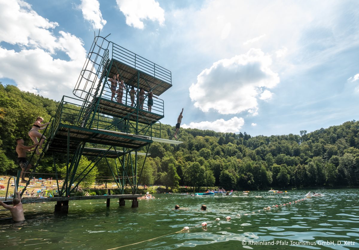 1477910564 Naturfreibad Gemündener maar mit Quelle © Rheinland-Pfalz Tourismus GmbH, D. Ketz