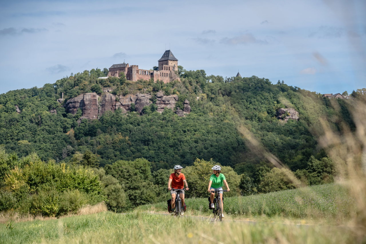Radtour Eifel, im Hintergrund Burg Nideggen