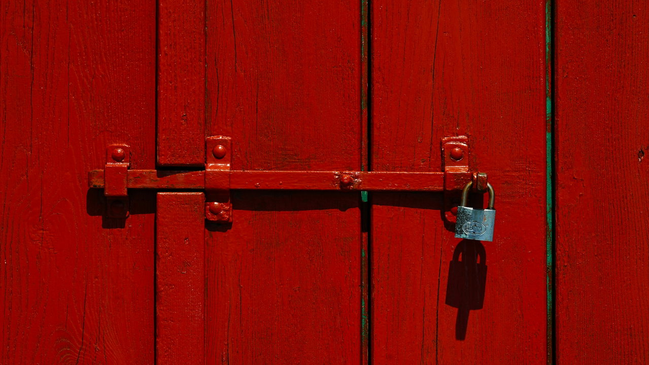 lock door-pFw0Eh3-6T4-unsplash