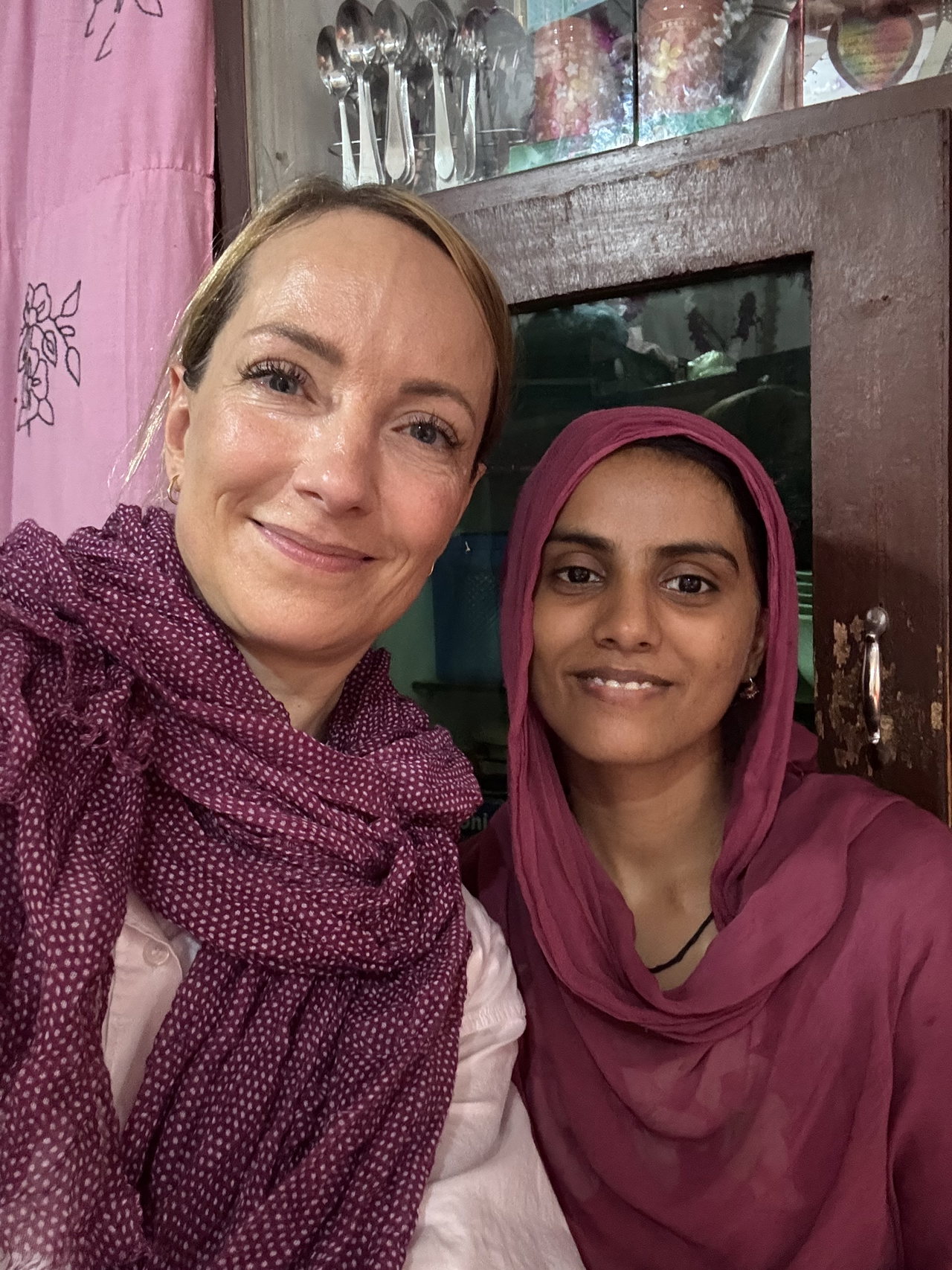 Sehers Mutter Sumaira mit VNW-Mitarbeiterin Anne Klesse