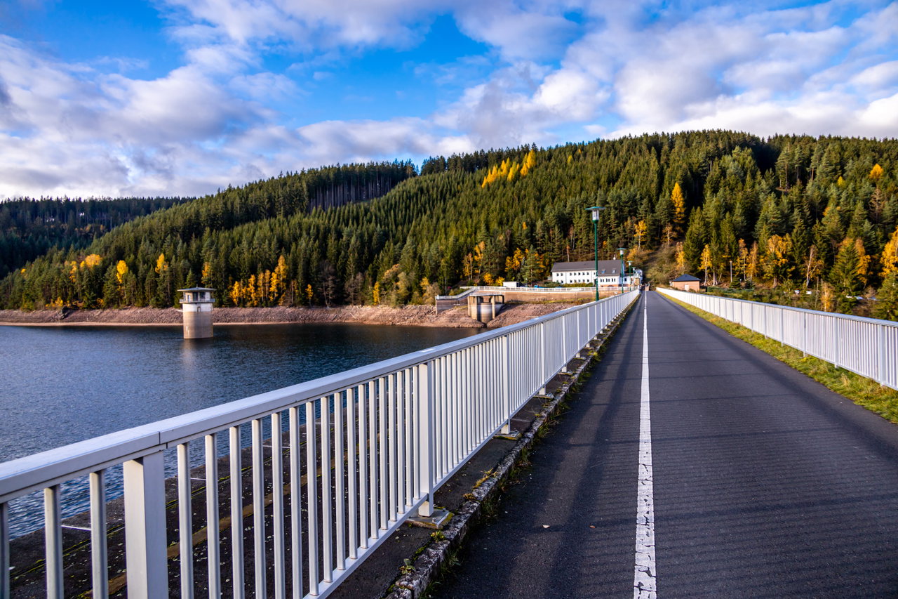 Herbstliche Wanderung rund um die Ohratalsperre_AdobeStock_677725742_Oliver Hlavaty