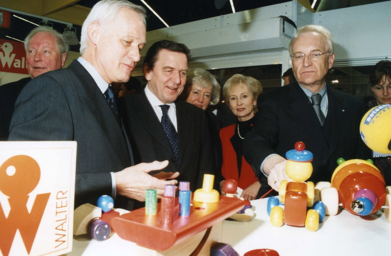 2001_Fair_tour_with_german_politicians_large