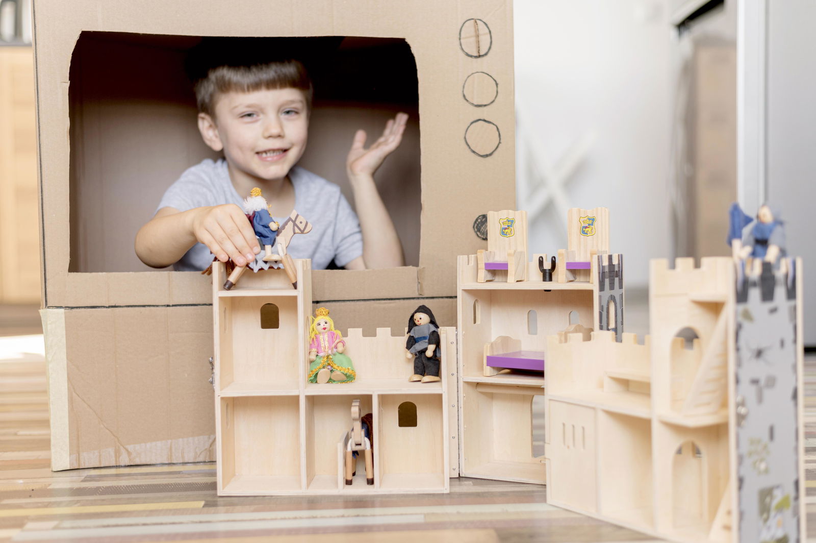 nettes-kind-mit-holzpferd