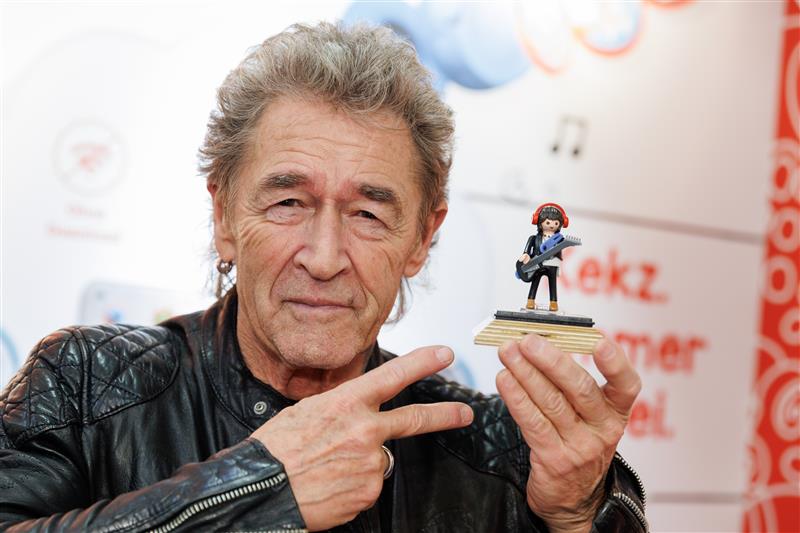 Peter Maffay zählt zu den erfolgreichsten Musikern. Seit den 70er Jahren begeistert er mit Rockmusik, die klare Botschaften, persönliche Geschichten und gesellschaftliches Engagement verbindet.
