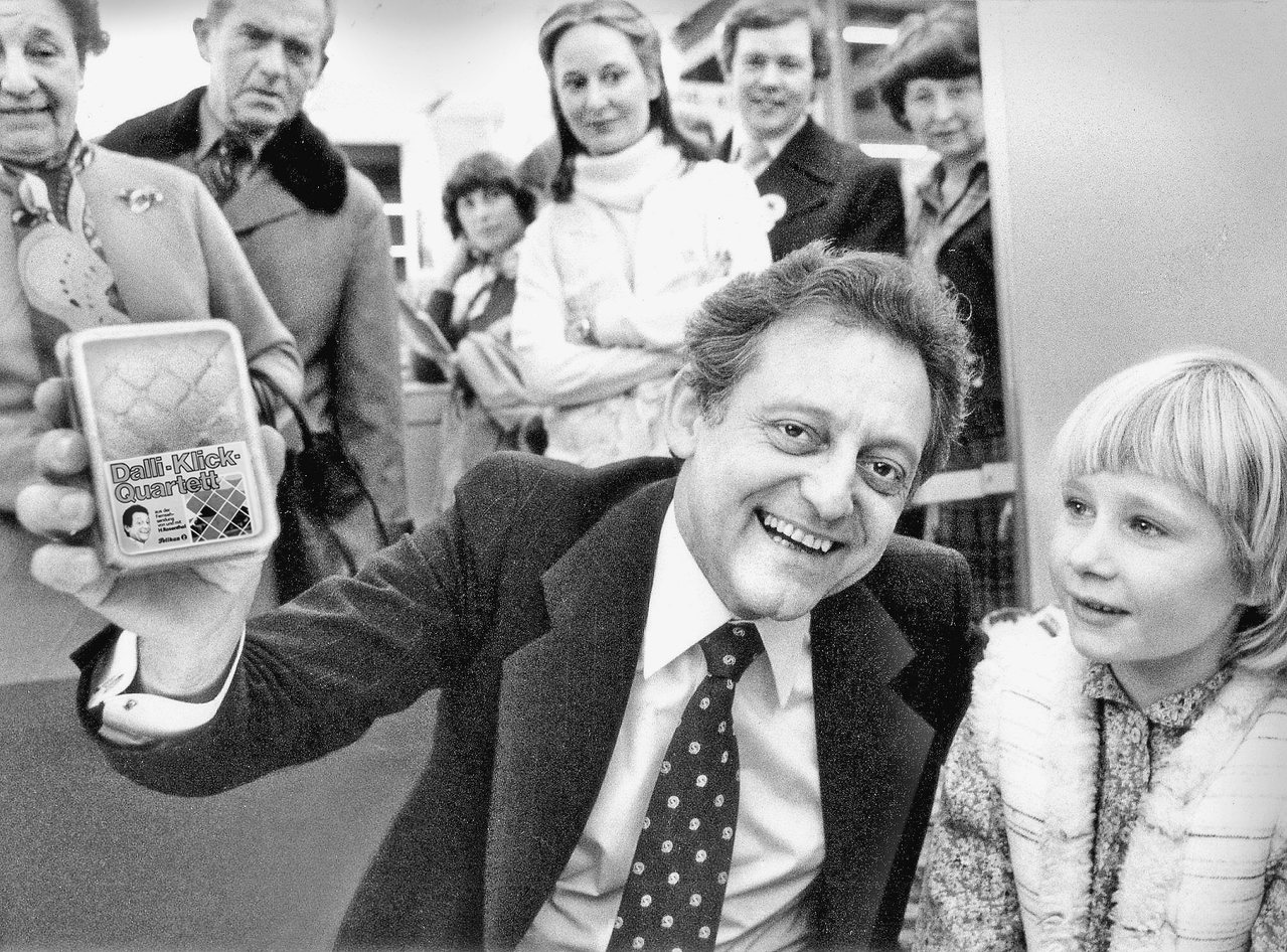 Hans Rosenthal war einer der beliebtesten Fernsehmoderatoren Deutschlands. Bekannt wurde er vor allem durch „Dalli Dalli“. Trotz seiner schweren Kindheit als Jude im Nationalsozialismus bewahrte er sich Zeit seines Lebens Optimismus und Menschlichkeit.