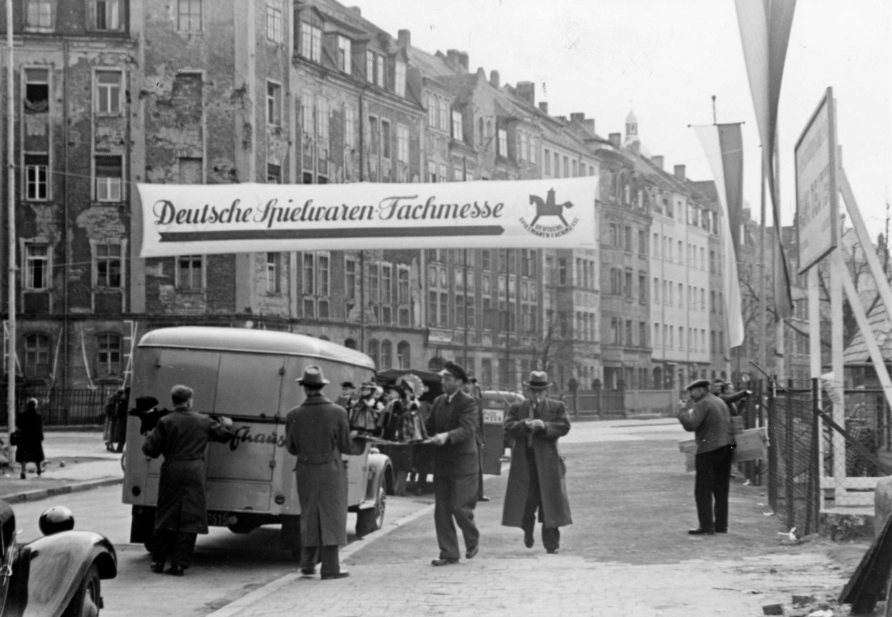 1951_Spielwarenmesse_Antransport_Druck_large_bea