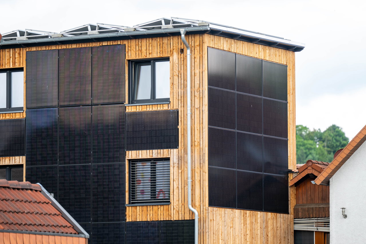 Eine Hauswand ist mit Solarpanels verkleidet (1)
