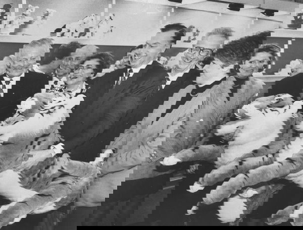 Max Streibl (l.) war von 1988 bis 1993 Ministerpräsident des Freistaats Bayern. Der CSU-Politiker prägte die Landespolitik mit einem bodenständigen, volksnahen Stil. Streibl gilt als eine prägende Figur der bayerischen Nachkriegspolitik.
