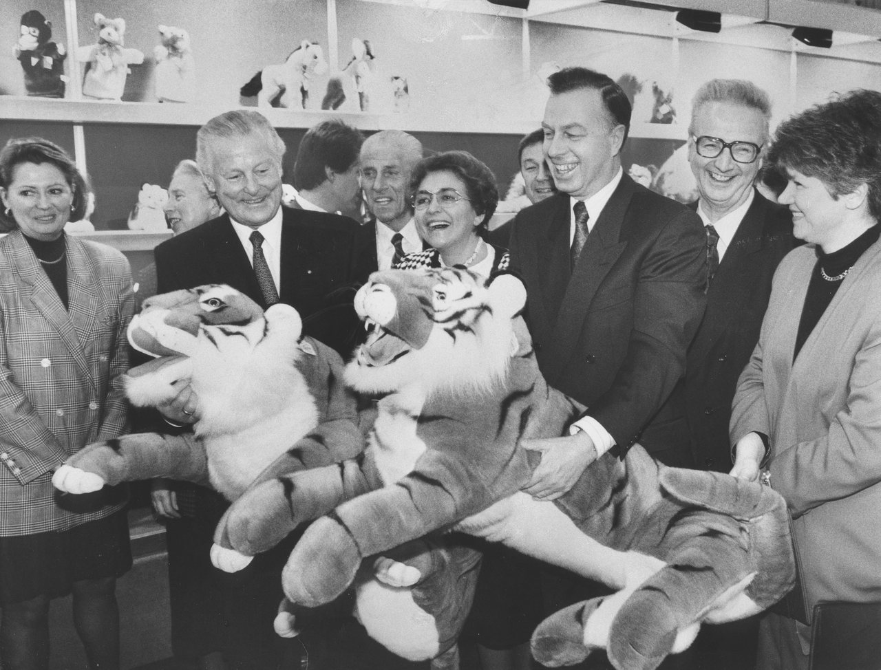 Max Streibl (l.) war von 1988 bis 1993 Ministerpräsident des Freistaats Bayern. Der CSU-Politiker prägte die Landespolitik mit einem bodenständigen, volksnahen Stil. Streibl gilt als eine prägende Figur der bayerischen Nachkriegspolitik.