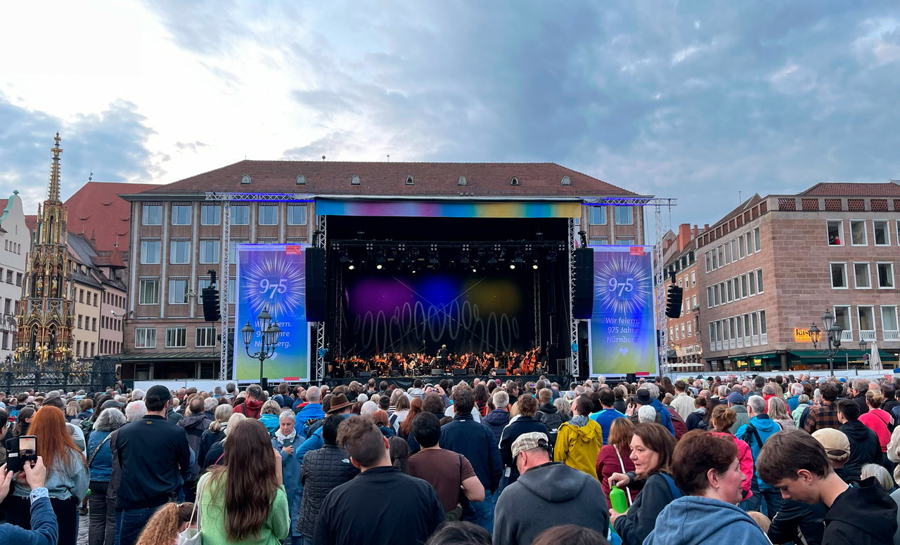 nuernbergersymphoniker_975JahreNbg_Hauptmarkt_2025_NEU_bea