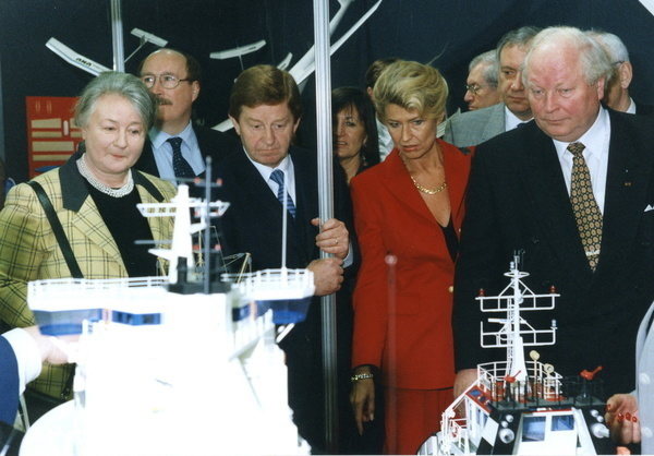 Der damalige bayerische Wirtschaftsminister Dr. Otto Wiesheu (3. v.l.) und die Bundestagsabgeordnete Dagmar Wöhrl (r.) beim Messe-rundgang. 