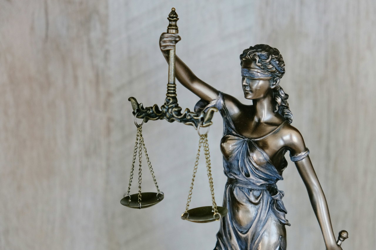Lawyer-DZpc4UY8ZtY-unsplash