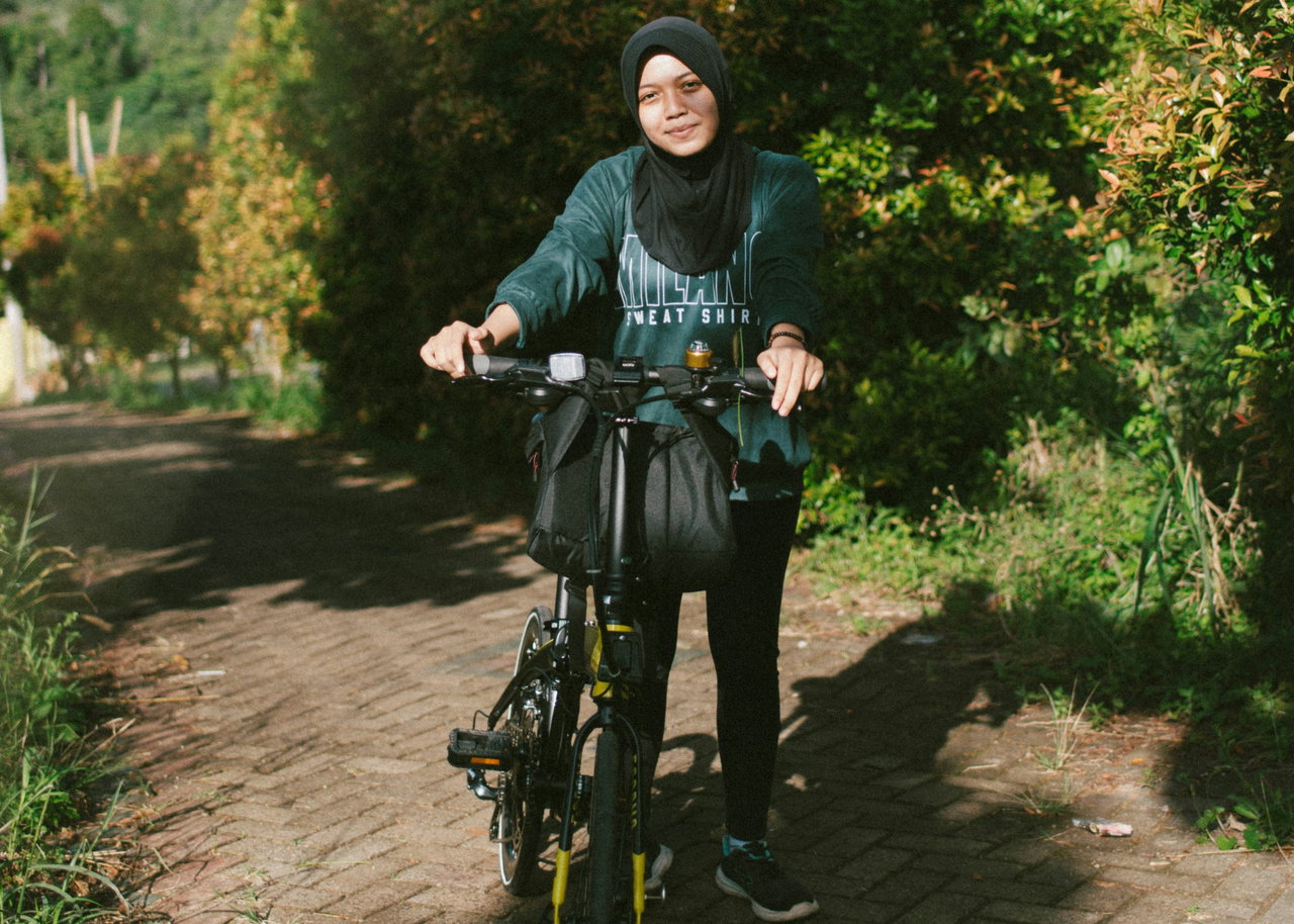 biking woman-U_Y_cbMu1Ik-unsplash