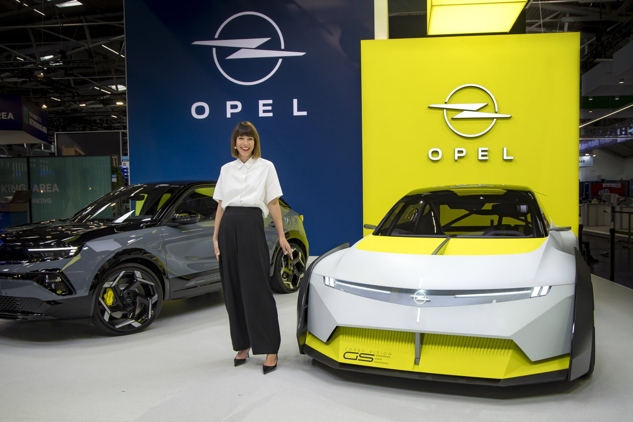 Opel auf der IAA Mobility 2025.): Marketingchefin Rebecca Reinermann zwischen Mokka GSE (links) und Corsa GSE Vision Gran Turismo.