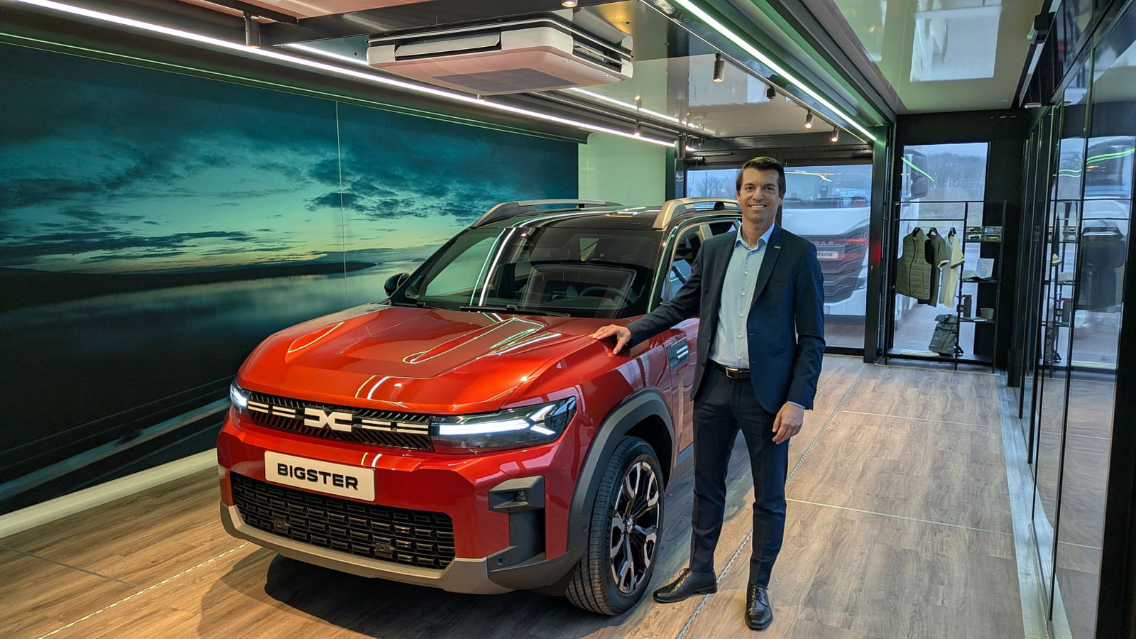 Dacia Deutschlandchef Thilo Schmidt präsentiert den Bigster.