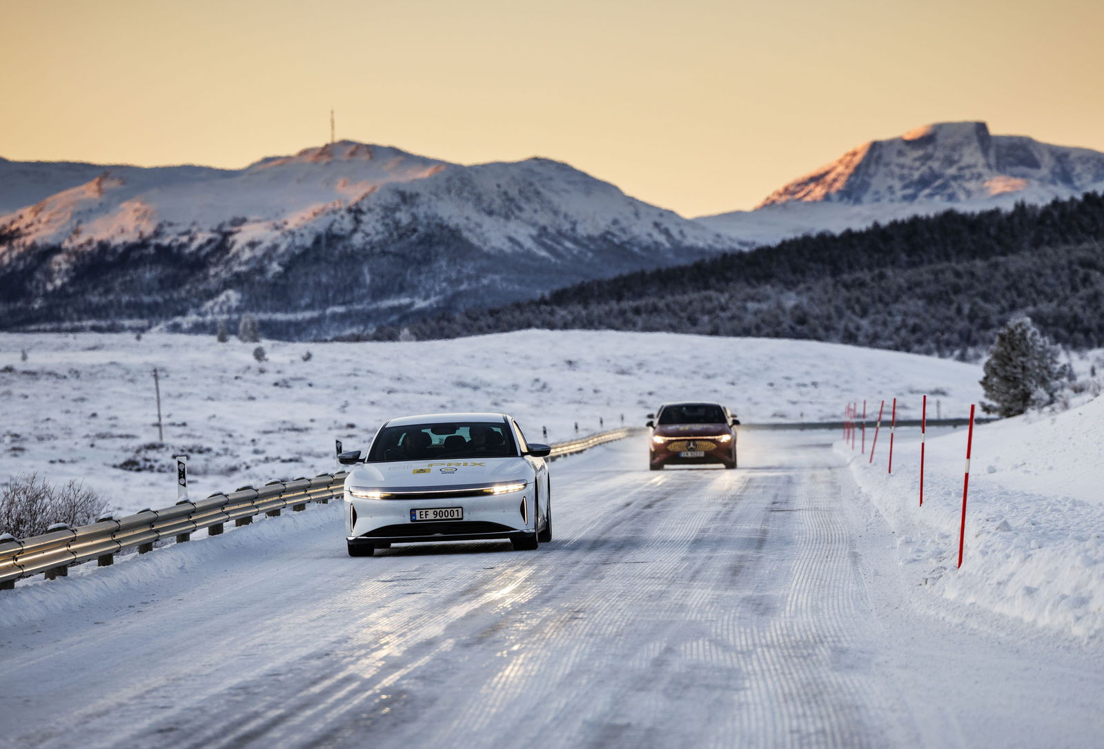 Lucid Air und Mercedes-Benz CLA im Winter-Reichweitentest des norwegischen Automobilclubs NAF.