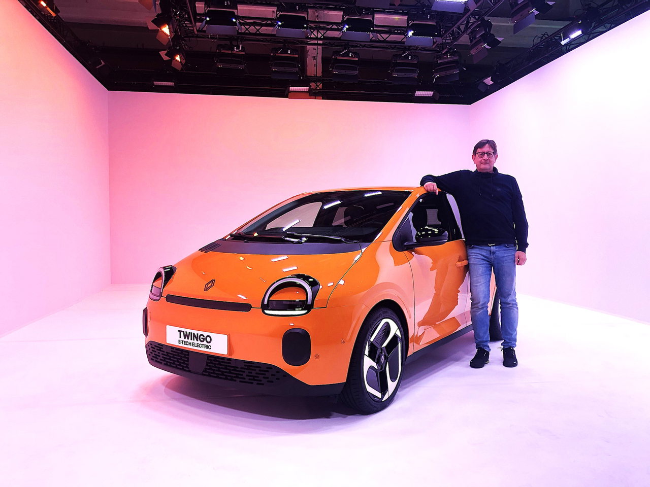 Unser Autor Guido Borck am neuen Renault Twingo E-Tech