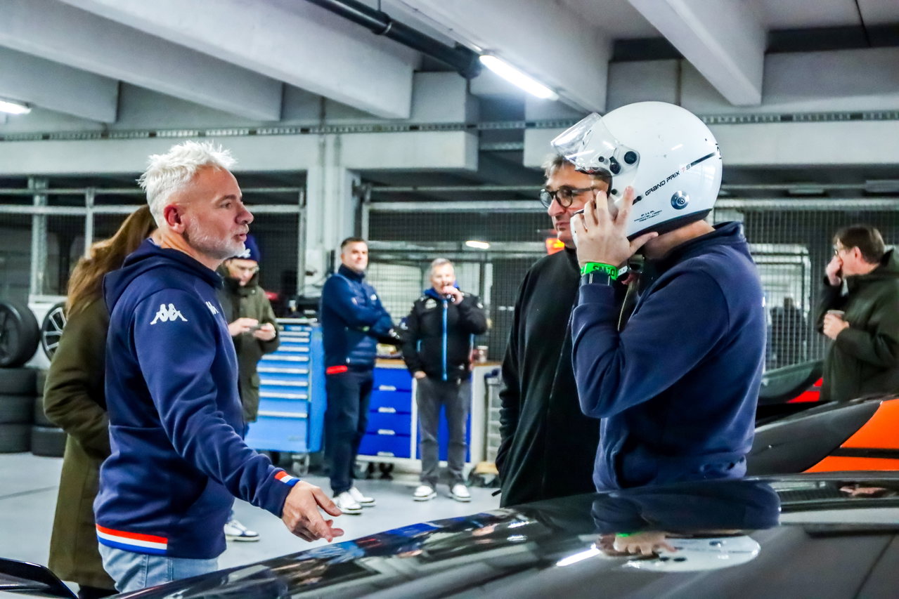 Alpine-Testfahrer Laurent Hurgon (links) gibt letzte Instruktionen