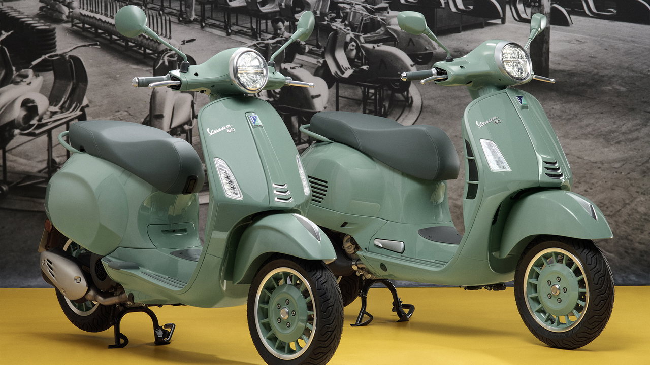 Vespa Primavera 125 „80th“ (links) und GTS 310 „80th“.