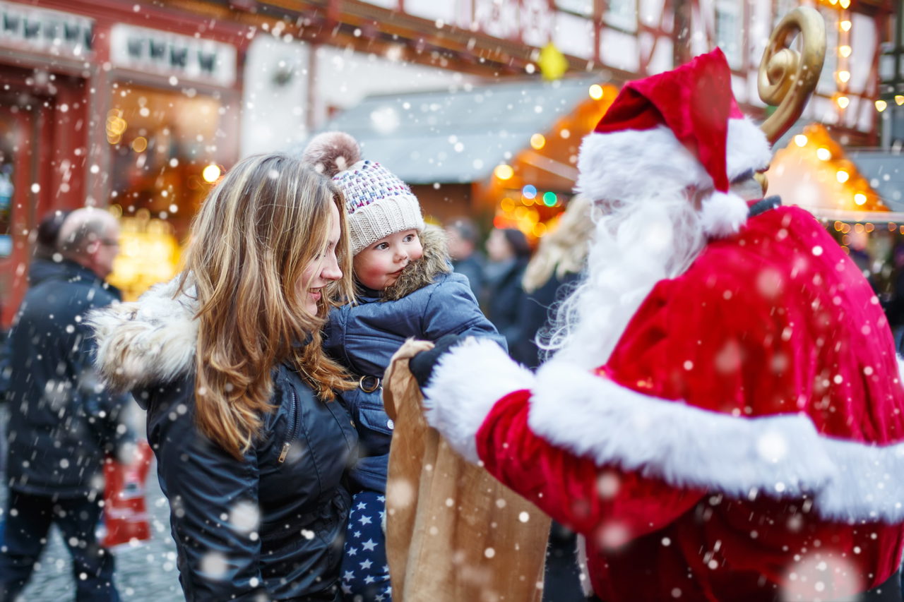 Weihnachtsmann_Mutter-Kind_Irina Schmidt_AdobeStock_116686964