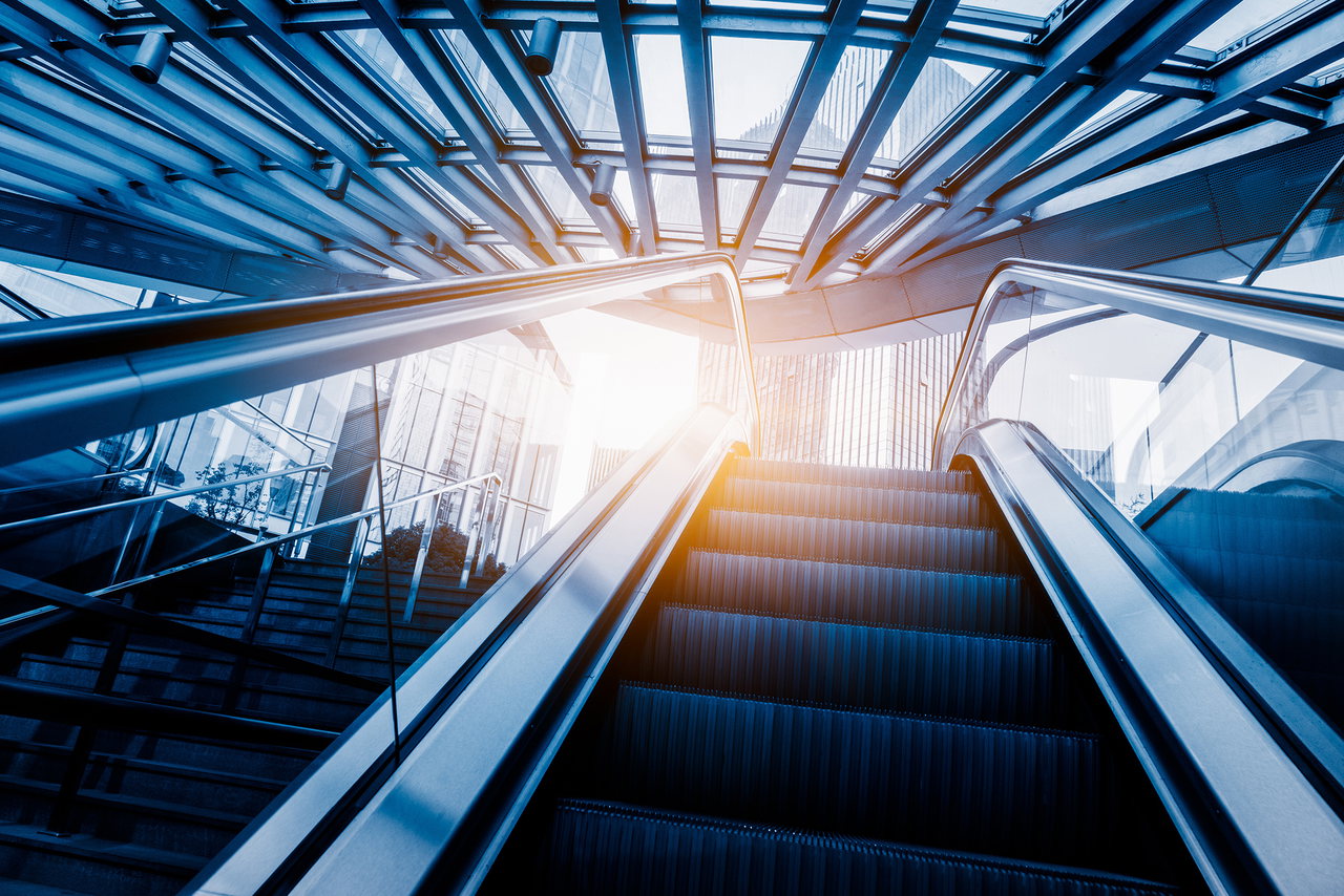 Rolltreppe in einem modernen Bürogebäude von unten nach oben aufgenommen