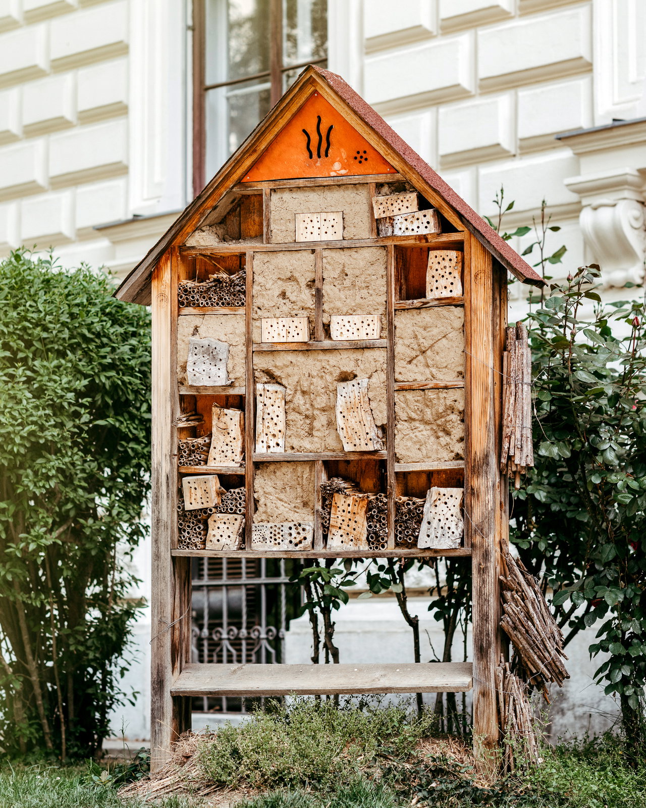 Das Insektenhotel vor dem Universitätsplatz 2 ist nach dem aktuellen wissenschaftlichen Stand gefertigt.