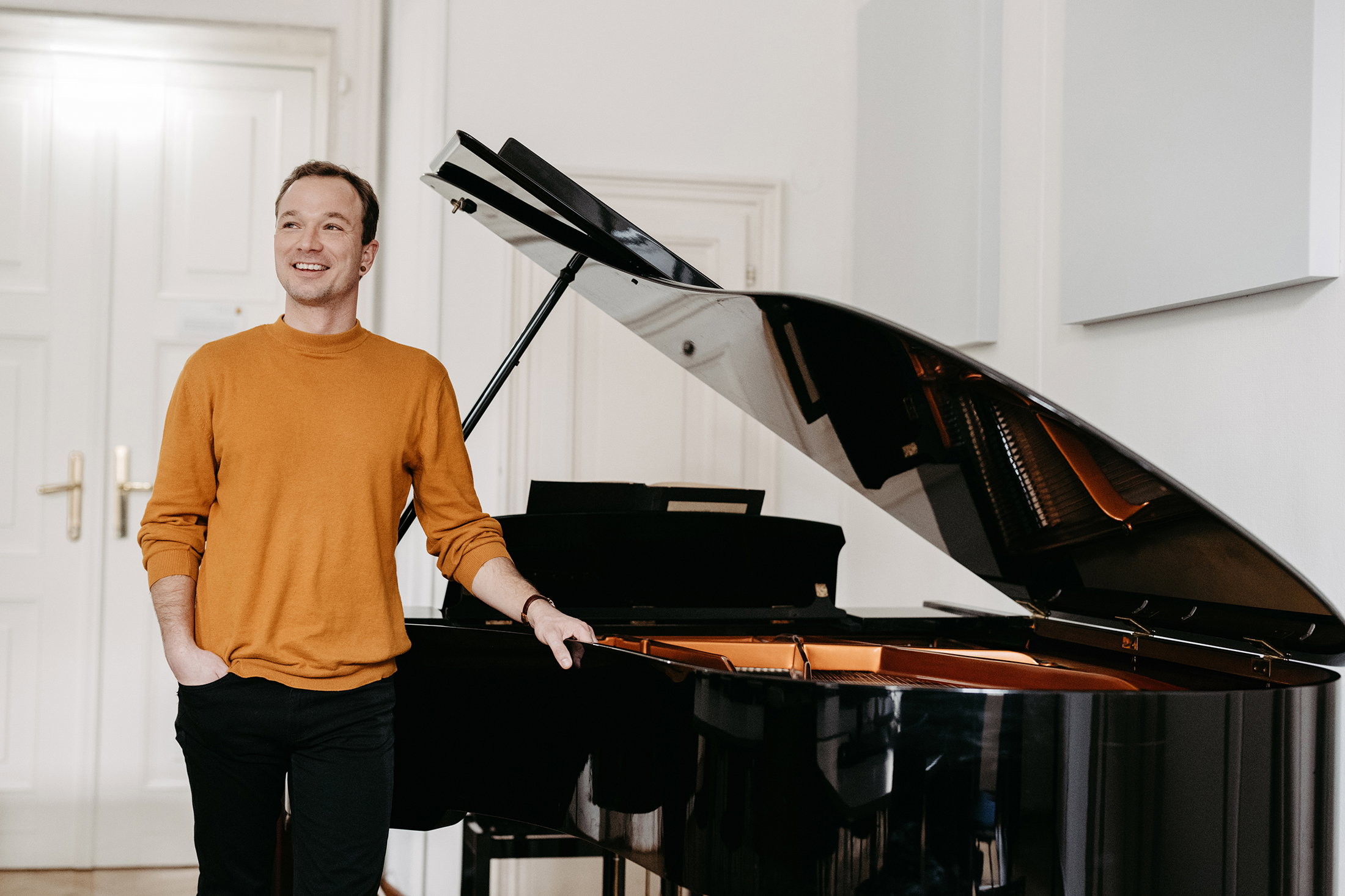 Musikwissenschaftler Joep Janssens steht an einem geöffneten Flügel.
