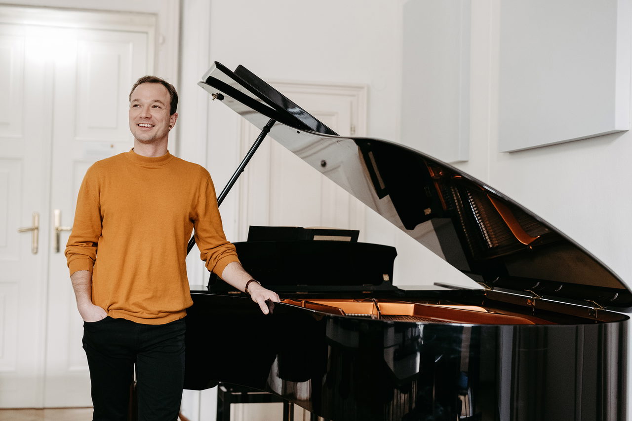 Musikwissenschaftler Joep Janssens steht an einem geöffneten Flügel.