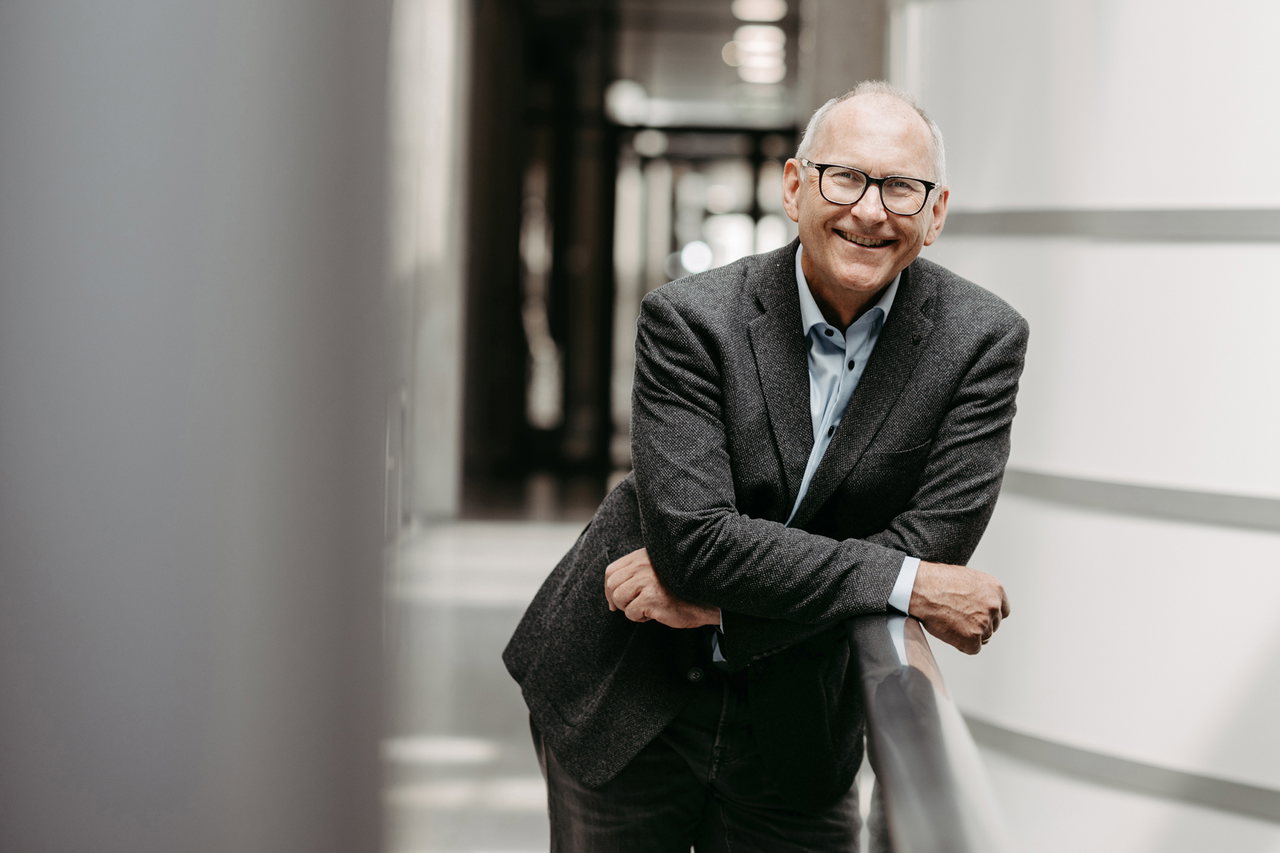 Jurist Gerhard Schnedl lehnt im RESOWI-Zentrum der Uni Graz an einem Geländer