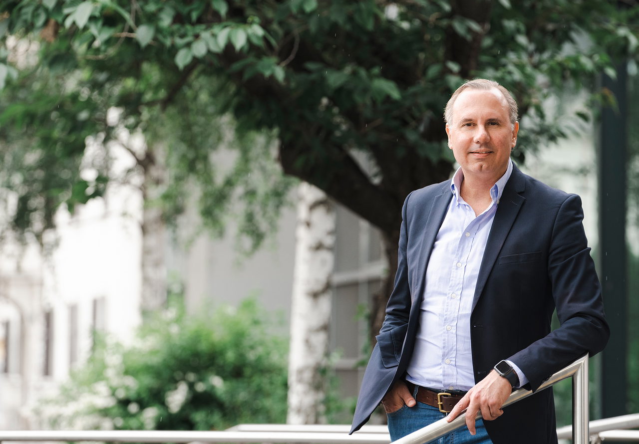 Jurist Oliver Ruppel vor einem großen Baum am Campus der Universität Graz
