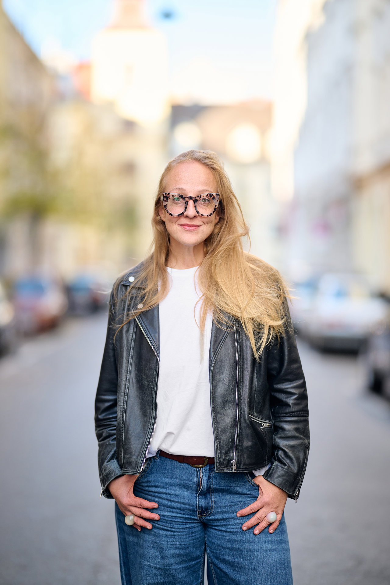 Porträt von Umweltaktivistin Nunu Kaller in einer Straße, der Hintergrund ist unscharf