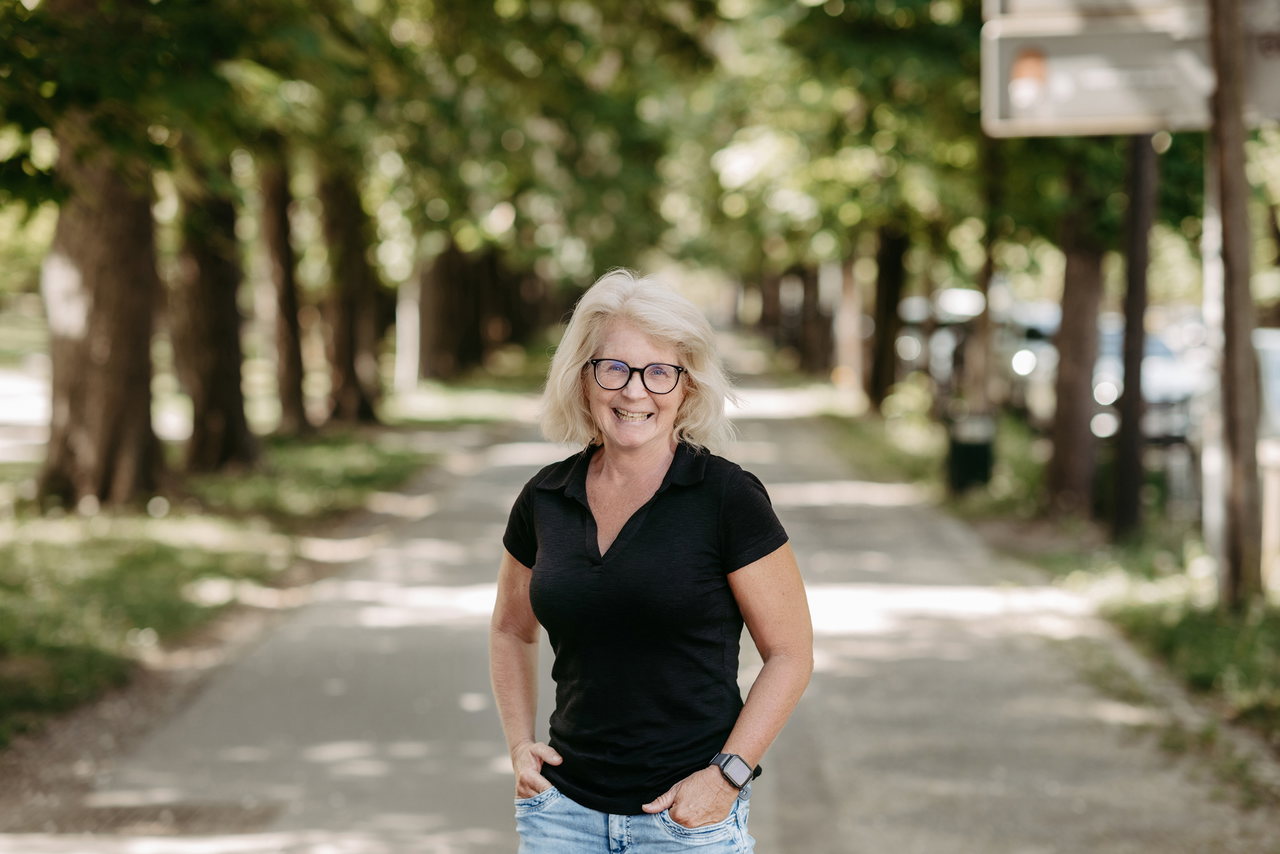 Geografin Anke Strüver auf einer Allee im Grazer Stadtpark