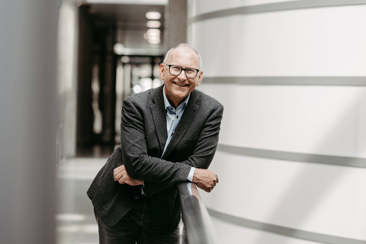 Jurist Gerhard Schnedl lehnt im RESOWI-Zentrum der Uni Graz an einem Geländer