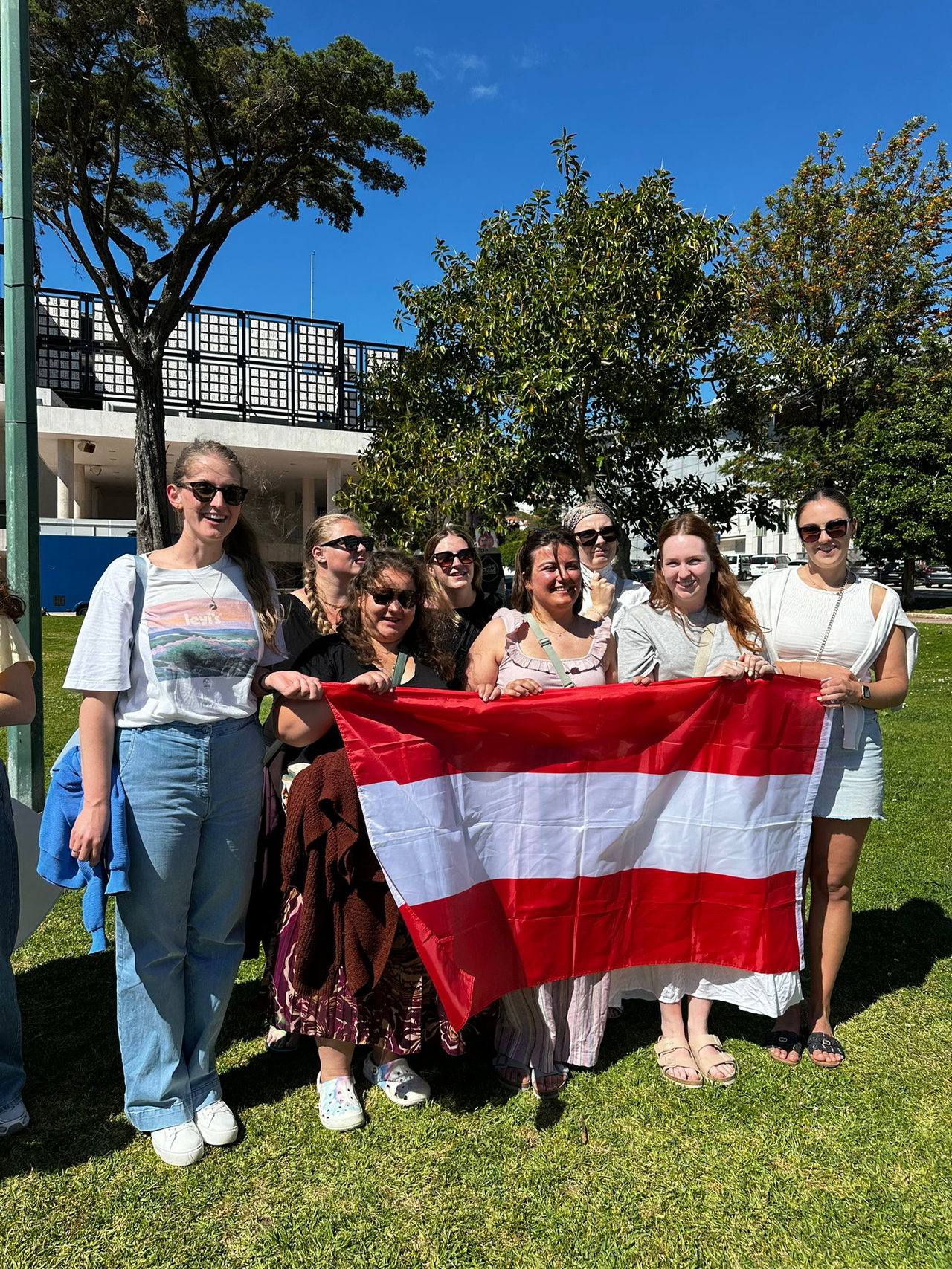 Ergotherapie-Studierende halten in Portugal eine österreichische Flagge