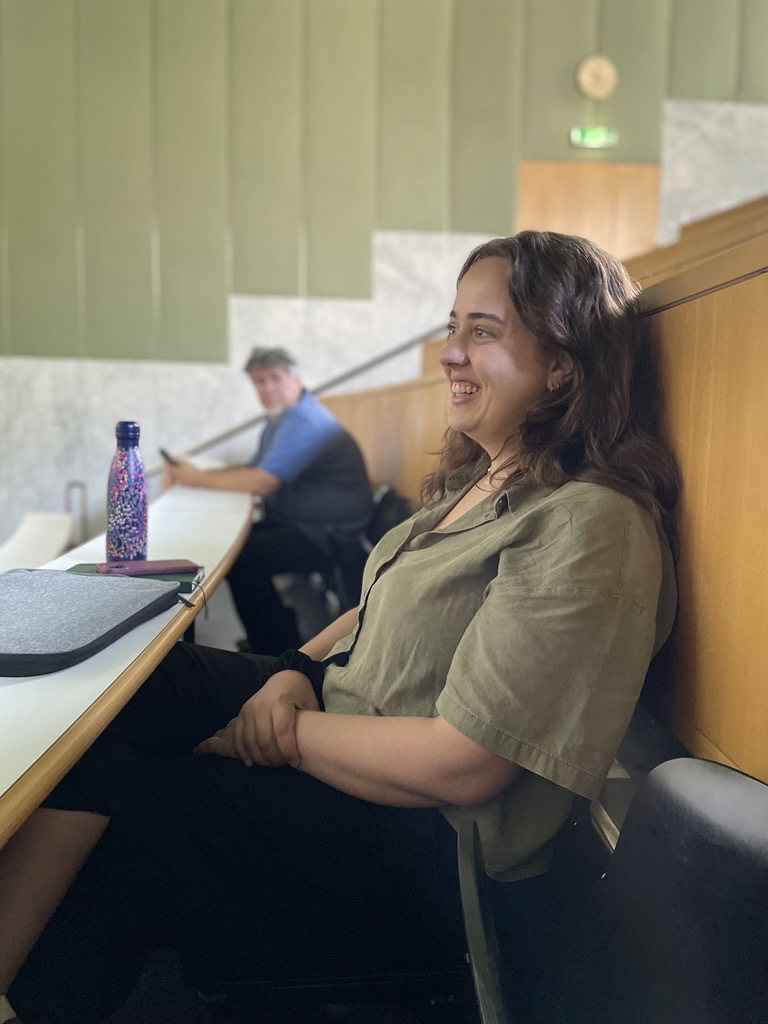 Porträt Bettina Gahleitner in einem Hörsaal