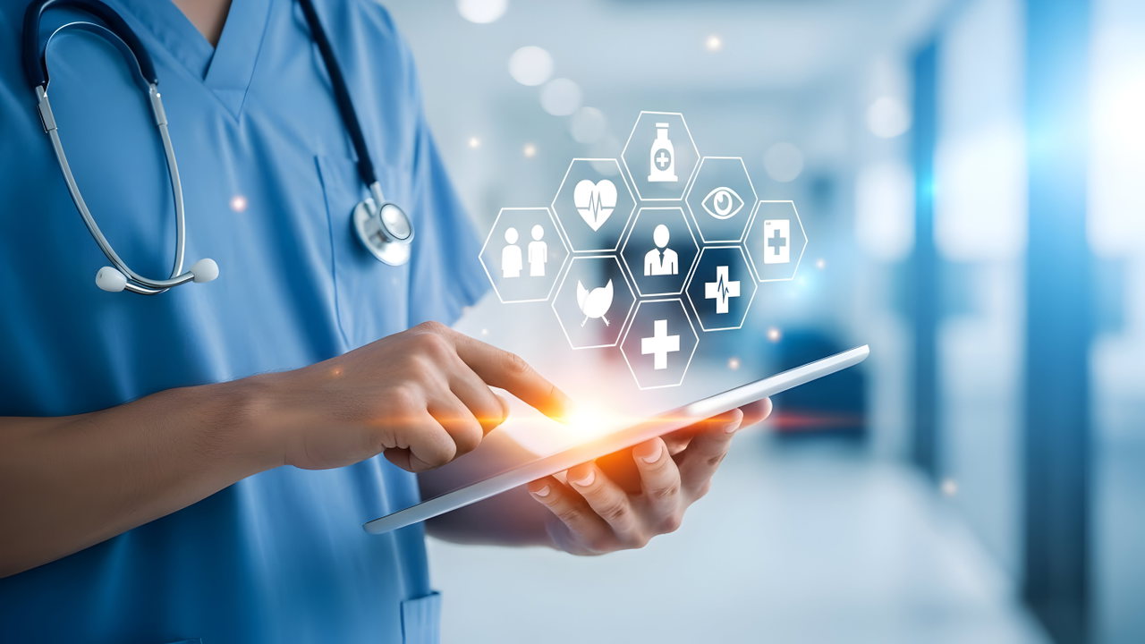 Pflegekraft mit Tablet und digitalen Gesundheitssymbolen