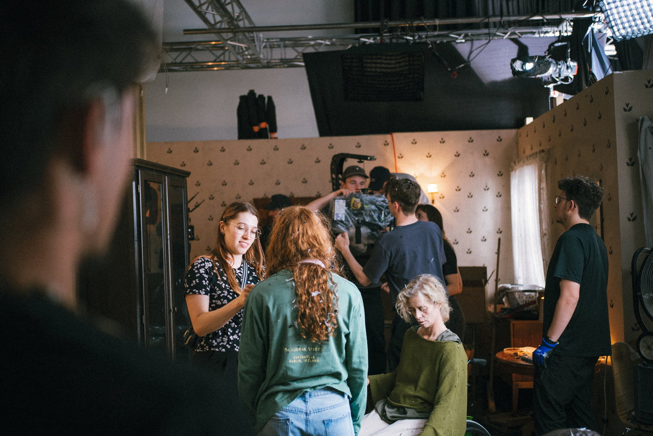 Darstellerinnen und Team besprechen eine Szene am Set