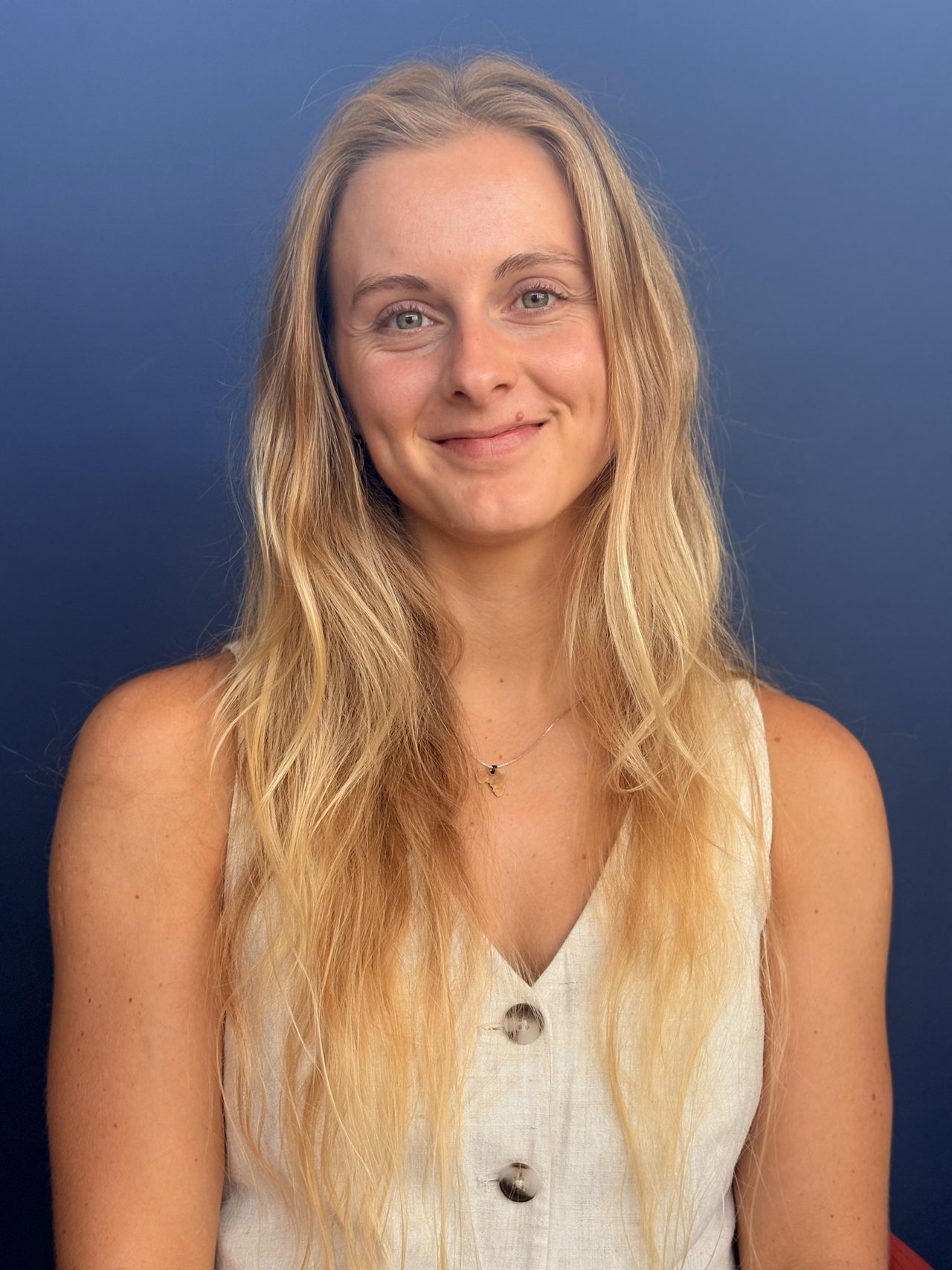 Porträt von Faith Young vor blauem Hintergrund