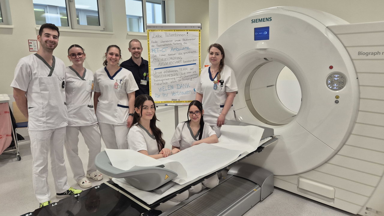 Studentinnen der Radiologietechnologie mit dem Team der PET-CT-Ambulanz vor dem Gerät