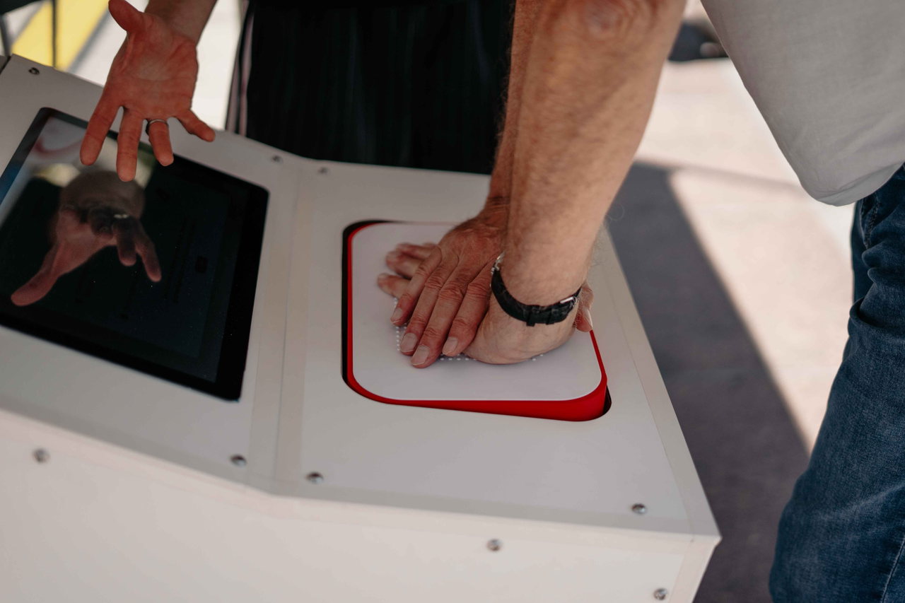 Hände drücken auf das Druckpad der Reavo-Trainingsstation
